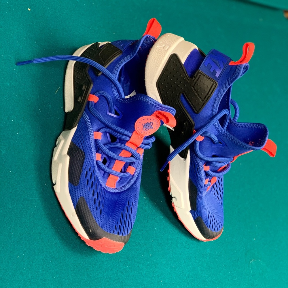 Men’s Nike Huarache’s Drift, Racer Blue colorway.